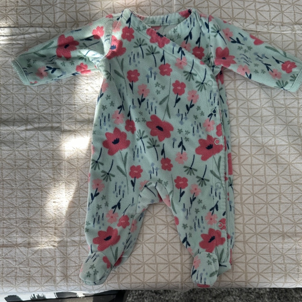 Lot of 7 Newborn One Pieces - Picture 8 of 15
